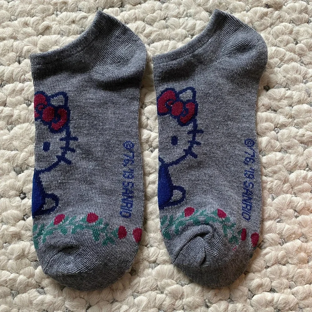 Hello Kitty SITTING PRETTY IN ROSE GARDEN grey socks New RARE limited sanrio 789